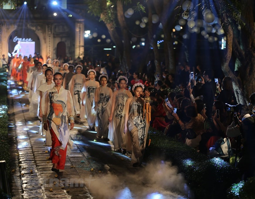 Jusqu'à présent, on ne sait pas exactement l'origine de l'ao dài, mais sur la base du contexte historique national, les chercheurs sont arrivés à une conclusion : l'ao dài est apparu il y a des milliers d'années. La plus ancienne image de l'ao dài fût connue sous le nom de chemise de Giao Linh (1744). Ce moment, le pays fût gouverné par le seigneur Nguyen Phuc Khoat au Sud et le seigneur Trinh au Nord. Selon Phan Thanh Hai, directeur du Département de la Culture, des Sports et du Tourisme de Thua Thien-Hue, le seigneur Nguyen Phuc Khoat fût une personne qui eut le grand mérite pour honorer l’ao dài vietnamien. Nguyen Phuc Khoat eut préconisé la réforme du costume folklorique, faisant de l'ao dài le costume officiel. Photo : VietnamPlus