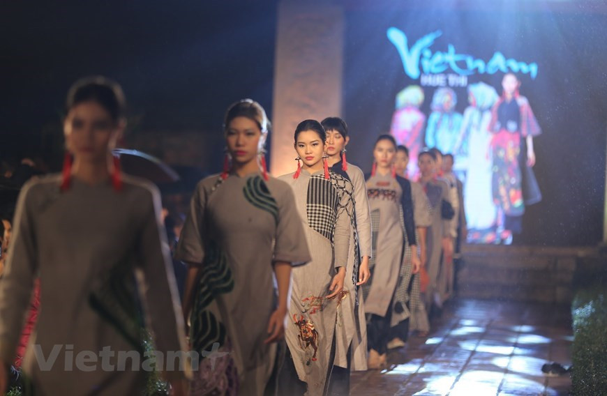 Quinze collections inspirées des cultures de 15 pays à travers le monde ont été présentées, promouvant la beauté culturelle du Vietnam et reflétant des échanges culturels avec des pays d’Asie et d’Europe. Ainsi, les spectateurs pourront admirer des motifs inspirés d’éléments culturels et artistiques de Thaïlande, d’Inde, de République de Corée, de Grèce, des Pays-Bas et de Russie… L’événement s'est inscrit dans le cadre de la campagne "Ao dài - patrimoine du Vietnam" lancé par le comité central de l'Union des femmes vietnamiennes. Plus de 400 artistes, mannequins vietnamiens et des épouses des ambassadeurs de plusieurs pays au Vietnam tels que l’Italie, l’Inde, le Laos et la Biélorussie, ont participé à la manifestation. Photo : VietnamPlus