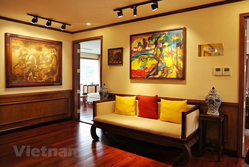 Une centaine de peintures de Pham Luc, dont beaucoup de la période 1965-1975, sont exposées sur Heritage Cruises. Basé sur une passion partagée, Heritage Cruises est étroitement lié à l'artiste et cela se reflète dans le style général, le décor, la cuisine, le vin, la musique, l'art et le service à bord. Toutes ces choses représentant le Vietnam se combinent pour créer des souvenirs uniques pour les clients dans la merveille naturelle de la baie d'Ha Long, elle-même un chef-d'œuvre. Pham Ha a déclaré qu'il aimait beaucoup les œuvres d'art et que collectionner des peintures était son passe-temps. Les beaux-arts vietnamiens contribuent à l'art mondial avec des peintures sur laque et des peintures sur soie, qui sont également les principaux types de peintures de Pham Luc. Photo : VietnamPlus