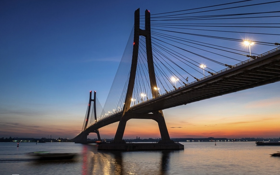 Le pont Vam Cong s'étend sur près de trois kilomètres entre les provinces de Dong Thap et Can Tho. Photo: VnExpress
