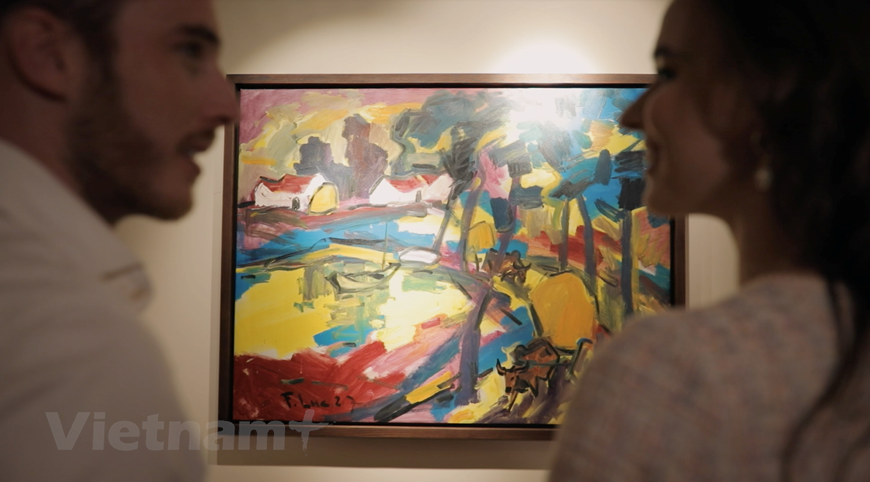 Pham Ha a déclaré que les visiteurs avaient beaucoup de temps dans leur voyage, afin qu'ils puissent découvrir et également en apprendre davantage sur les histoires avec des valeurs ethniques derrière ces mêmes expériences. Au lieu de choisir de construire les majestueux navires de style occidental, Heritage Cruises Binh Chuan choisit une histoire vraie pour explorer et exprimer les valeurs d'art, d'histoire, de culture et de cuisine du Vietnam. Cela peut être considéré comme une continuation du patriotisme de Bach Thai Buoi. Depuis le déploiement de Heritage Cruises Binh Chuan, de nombreux clients ont évalué leur niveau de satisfaction de 6 à 7 étoiles sur une échelle de 7 étoiles, ce qui marque une reconnaissance remarquable pour un produit créé par Lux Group. Photo : VietnamPlus