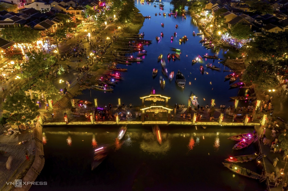Un festival de lanternes flottantes sur la rivière Hoai près du pont An Hoi dans la province de Quang Nam. Photo: VnExpress