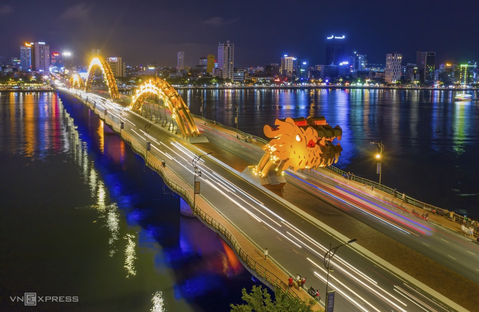 Le pont du Dragon enjambant la rivière Han est un symbole de la ville de Da Nang au Centre du Vietnam. Photo: VnExpress