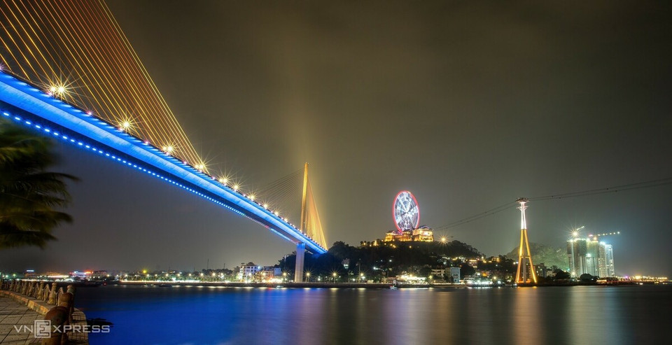 Le pont à haubans Bai Chay dans la ville d'Ha Long de la province de Quang Ninh, relie Hon Gai et Bai Chay dans la ville d'Ha Long, qui abrite de belles plages et des complexes de luxe. Photo: VnExpress