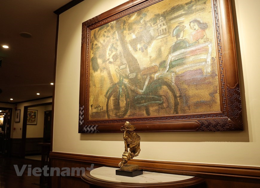 « C'est la première fois que Pham Ha développe cette idée unique et je me sens très excité lorsque mes peintures sont exposées sur l'espace patrimonial du" roi des navires "Bach Thai Buoi. » dit Pham Luc. «Heritage Cruises Binh Chuan est spécialement conçu pour donner aux visiteurs la possibilité de profiter de l'art dans un cadre du patrimoine naturel. » Pham Luc (né le 14 mars 1943) est un artiste né à Hue vivant et travaillant à Hanoï. Il est considéré comme un artiste avec un style distinctif signifié par des imageries humbles et libres d'esprit, une palette sombre mais chaleureuse et divers médiums. Outre la composante visuelle de ses œuvres, la beauté des peintures de Pham Luc réside dans le contenu - émotions romantiques, désir de paix et de liberté parallèlement à la réminiscence de la guerre. Photo : VietnamPlus