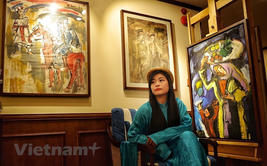 Les amateurs d'art à bord peuvent visiter la toute première galerie flottante du golfe du Tonkin, avec des dizaines de peintures de Pham Luc, surnommé le « Picasso vietnamien ». Pham Ha, PDG de Heritage Cruises, a déclaré qu'il s'était rendu compte que les peintures et l'art en général peuvent être les grands atouts du pays car ils reflètent la culture et l'histoire nationales. « À travers les peintures, nous pouvons mieux comprendre le passé et le présent, la guerre, le patrimoine ainsi que la vie du peuple vietnamien. Ce sont toutes d'excellentes fonctionnalités pour présenter aux visiteurs vietnamiens et étrangers notre art, notre histoire et notre culture et c'est pourquoi j'ai choisi d'inclure ces valeurs patrimoniales dans mes croisières ». Photo : VietnamPlus