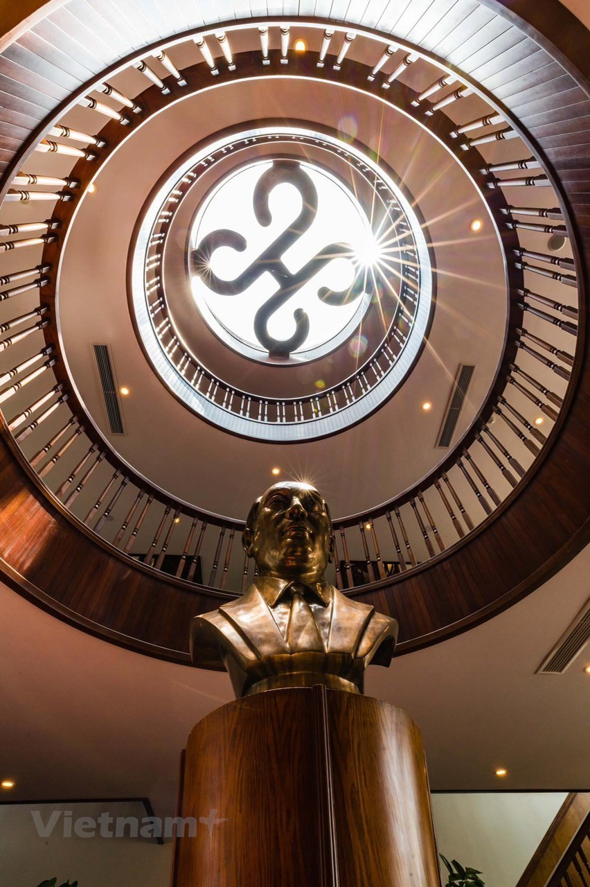 Bien que les parents de Bach Thai Buoi soient pauvres, ils l'ont envoyé à l'école pour apprendre à la fois le Quoc Ngu, l'écriture vietnamienne, et le français. Chaque jour, Bach Thai Buoi ramassait du bois de chauffage sur les rives de la rivière Nhue, le vendait et gagnait de l'argent pour démarrer son entreprise. Bach Thai Buoi s'est toujours intéressé aux machines, c'est pourquoi, en 1894, il est allé travailler dans un atelier pour apprendre à organiser et à gérer la production. Peu de temps après, il se rend en France pour participer à une exposition à Bordeaux. De retour au Vietnam, une nouvelle opportunité s'est présentée lorsque l'Indochina Railroad Company avait besoin d'une grande quantité de bois pour la construction du pont Paul Doumer. Au cours des années suivantes, il avait gagné beaucoup d'argent et accumulé une vaste expérience dans l'entreprise. Photo : VietnamPlus