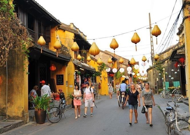 En plus, cette ville a une beauté antique et paisible avec sa culture éminente, ses habitants amicaux et hospitaliers, sa gastronomie variée et attrayante qui séduisent de nombreux visiteurs vietnamiens comme étrangers. Photo: VNA
