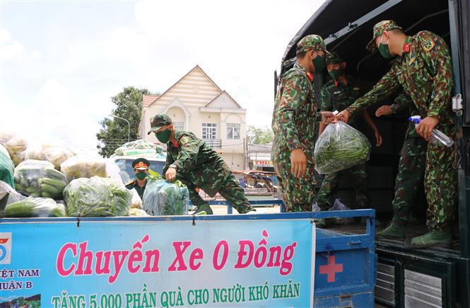 Le commandement militaire de la province de Dong Thap soutient le transport de 50 tonnes de produits agricoles offerts par les agriculteurs de la province aux habitants de Ho Chi Minh-Ville. Photo: VNA