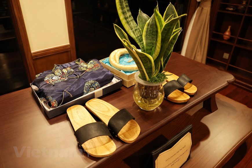 Des visites guidées d'art peuvent être organisées ainsi que des ventes aux enchères occasionnelles. Les services de conciergerie sont une spécialité à bord du navire, avec un ratio personnel-invité de un pour un, garantissant que tous les besoins sont satisfaits. À bord se trouvent 40 membres d'équipage, dont un directeur de croisière et un responsable des expériences. Outre les transferts quotidiens en limousine entre Hanoï et l'archipel de Cat Ba sur demande, l'équipe d'Heritage Cruises peut également organiser des vols charters privés, des hélicoptères ou des hydravions. « Nous proposons des programmes plannifiés d'une ou deux nuits tels que Heritage Discover et Heritage Explorer. En outre, des expéditions patrimoniales de trois à quatre nuits vers l'ancien port de commerce de Van Don et des charters privés pour les loisirs et les professionnels sont disponibles sur demande », a déclaré Pham Ha. Photo : VietnamPlus