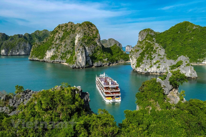 Inspiré par l'esprit et l'ambition de Bach Thai Buoi, célèbre pour son patriotisme et ses succès commerciaux au début du 20ème siècle, Pham Ha a créé sa marque Heritage Cruises. Bach Thai Buoi est né dans une famille pauvre, mais est devenu le quatrième vietnamien le plus riche au début du 20ème siècle et a toujours été respecté par le peuple. Il était un patriote et accordait une grande importance à la transformation sociale. Lors de la «guerre commerciale» du début du 20ème siècle, il a vaincu les capitalistes français et chinois, créant un mouvement nationaliste selon lequel «les Vietnamiens consommaient des produits vietnamiens et voyageaient par des compagnies de transport vietnamiennes». Photo : VietnamPlus