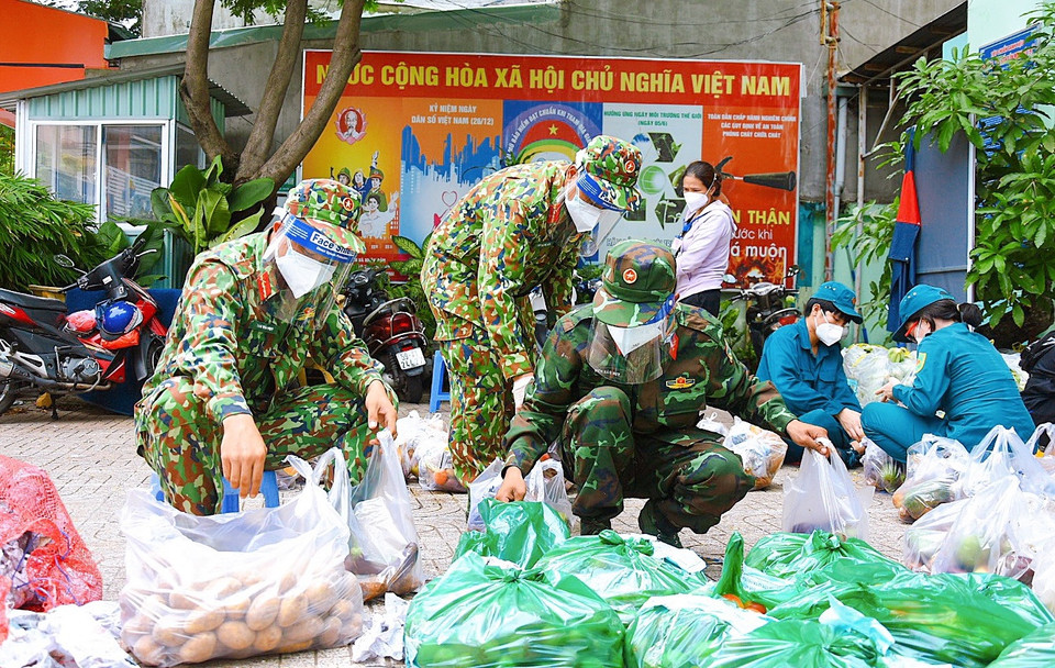 Afin d'assurer la mise en œuvre des règlements sur la distanciation sociale, depuis le 23 août, les habitants de Ho Chi Minh-Ville doivent appliquer le mot d’ordre dans l’Acte du Premier ministre sur la lutte contre l’épidémie de Covid-19: «Restez là où vous êtes!». Il n’y aura aucun contact entre les habitants de différents foyers, quartiers, communes ou rues… Photo: VNA