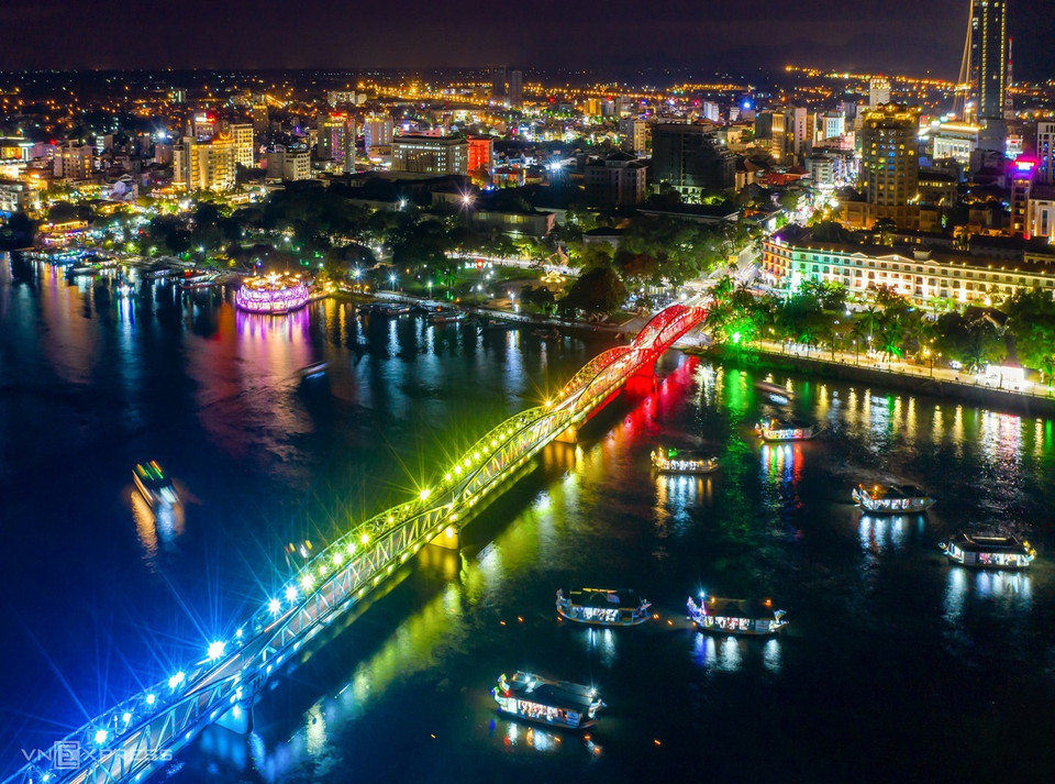 Le pont Truong Tien qui traverse la rivière Huong (Parfum) à Hue est paré de lumières scintillantes la nuit. Photo: VnExpress
