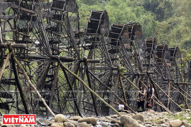 Après une journée de travail, les gens de Nà Khuong vont se baigner près des norias.