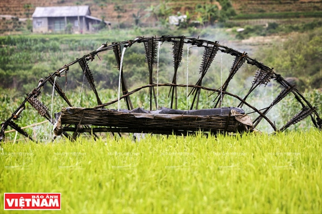 Pour la durabilité des norias, les Thaï du hameau de Nà Khuong choisissent des matériaux légers, durables et résistants à l'eau.