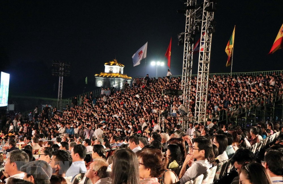 Des dizaines de milliers de personnes participent à la cérémonie de clôture.