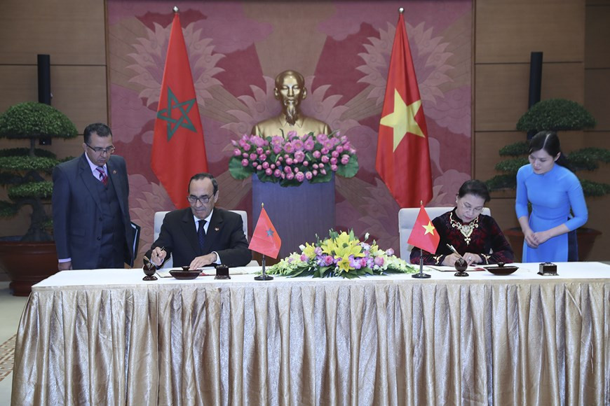 La Présidente de l’Assemblée nationale du Vietnam Nguyên Thi Kim Ngân et le Président de la Chambre des Représentants du Maroc, Habib El Malki, signent le 18 décembre 2017 à Hanoï, une convention de coopération entre les deux organes législatifs. Photo : Trong Duc – VNA