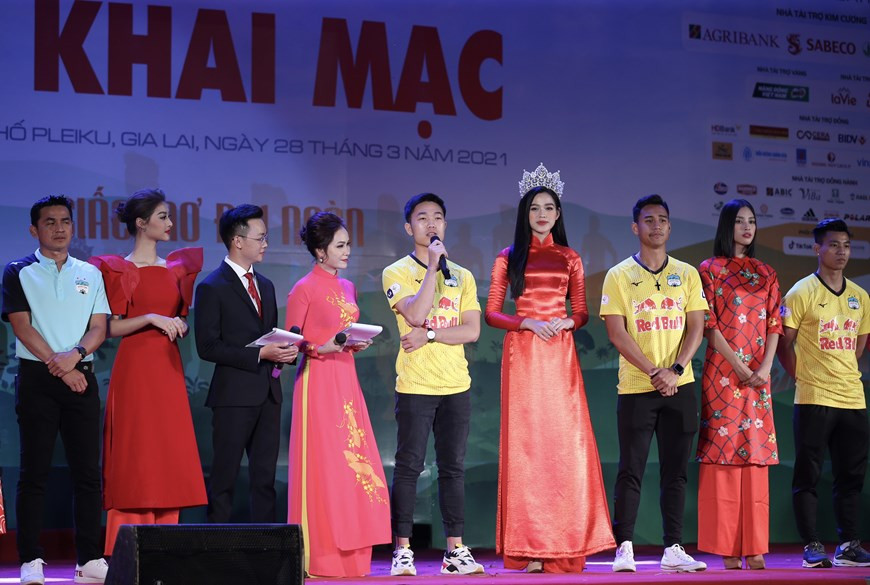 La présence de l'entraîneur thaïlandais Kiatisak et des joueurs du club Hoang Anh Gia Lai a rendu l'atmosphère de la soirée plus excitante. Hoang Anh Gia Lai Football Club est un club vietnamien de football basé dans la ville de Pleiku. Il a été fondé en 2001. En 2007, le club Hoang Anh Gia Lai et le club londonien d'Arsenal ont créé ensemble la première académie de football au Vietnam, la HAGL Arsenal JMG Academy. Actuellement, l’entraîneur thaïlandais Kiatisak Senamuang se fixe des objectifs ambitieux avec le club Hoàng Anh Gia Lai. En plus des sportifs, l’événement a vu la participation de plusieurs autres personnalités, dont des reines de beauté. Photo: VietnamPlus