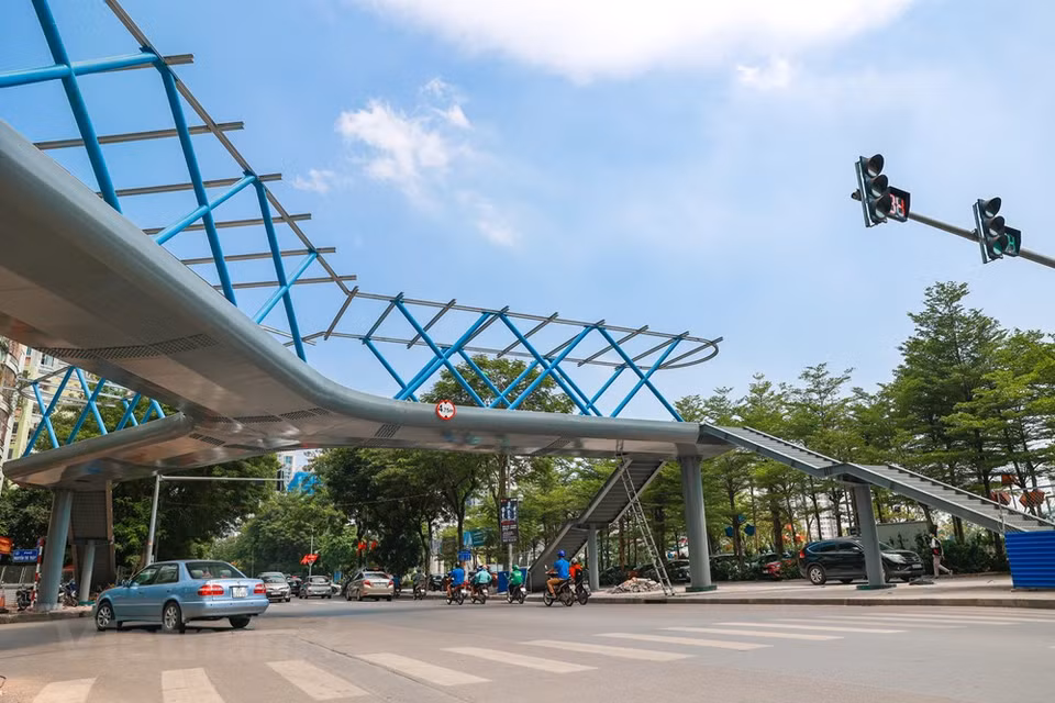 “Aux heures de pointe, beaucoup de voitures et de gens passent. Ce sera plus pratique pour les piétons et les cyclistes qui veulent traverser la route s’il y a un viaduc pour piétons. Hanoï a beaucoup de viaducs pour piétons, mais je vois ça super beau. Il y a quelques jours, moi et des amis sommes venus ici pour prendre des photos, en attendant le jour de l'inauguration du viaduc”, a dit Le Tran Trung Hieu. C'est la première fois qu'un pont piéton en forme de Y est construit dans la capitale vietnamienne. À ce jour, la structure et la forme de l’ouvrage ont été pratiquement achevées. Photo: VietnamPlus