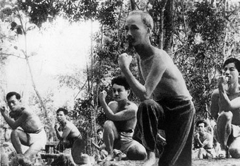 Le Président Ho Chi Minh apprend des arts martiaux à des cadres et soldats. Photo : archives