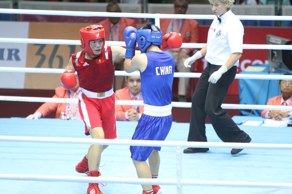 Le 30 septembre 2014, Luu Thi Duyen (maillot rouge) remporte une médaille en boxe à l'ASIAD 17 en République de Corée. Il s’agit de la première médaille des boxeurs vietnamiens lors de cette compétition continentale. Photo : VNA