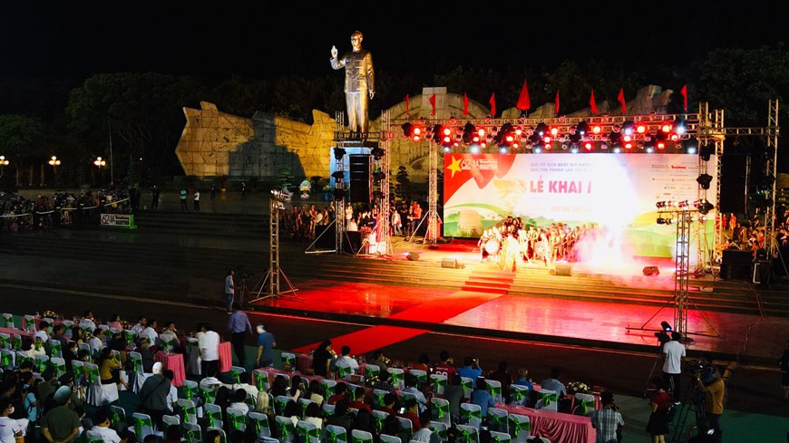 Pour les autochtones, le nom de Gia Lai restera toujours lié à la période certes héroïque, mais difficile, de la guerre contre l’armée américaine pendant les années 1970. La paix revenue, la province est devenue l’une des plus prisées du Tây Nguyên, attirant chaque année de nombreux touristes souhaitant admirer les beaux paysages ainsi que découvrir la culture et les traditions des ethnies minoritaires. Si l’on a la chance de visiter le Tây Nguyên (Hauts Plateaux du Centre), la ville de Pleiku, chef-lieu de la province de Gia Lai, est une des destinations de prédilection où l’on peut se plonger dans la beauté à la fois sauvage, romantique et paisible de cette terre ensoleillée. Photo: VietnamPlus