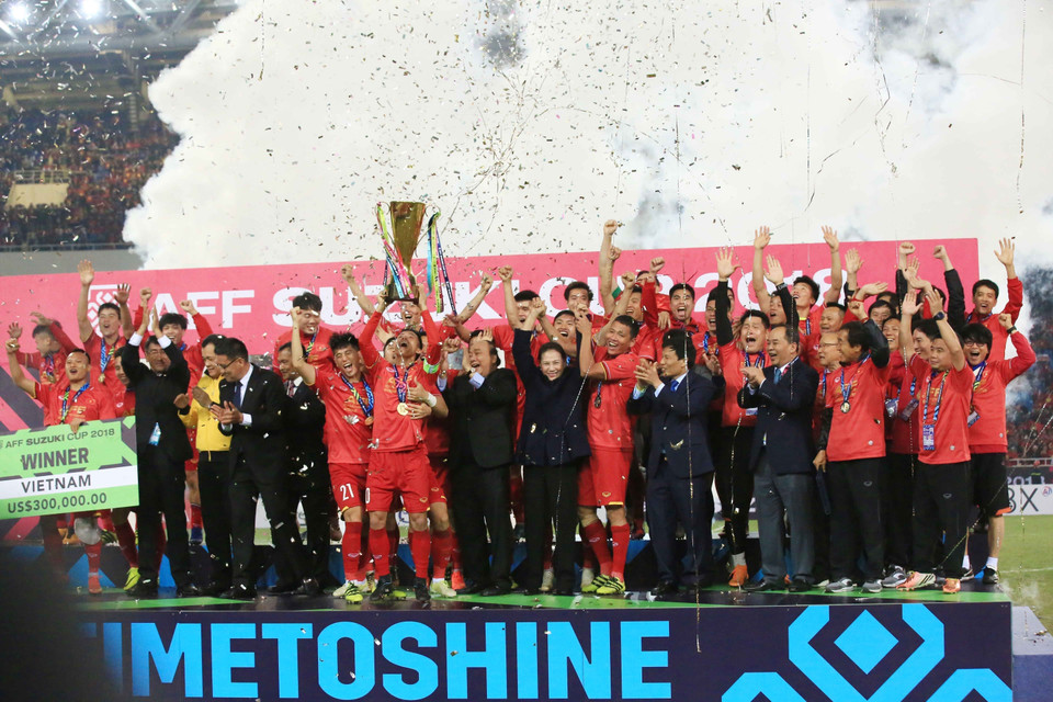 Le Premier ministre Nguyen Xuan Phuc remet le trophée du Championnat d'Asie du Sud-Est de football de 2018 (AFF Suzuki Cup 2018) à l'équipe vietnamienne, au stade national de My Dinh. Photo : VNA