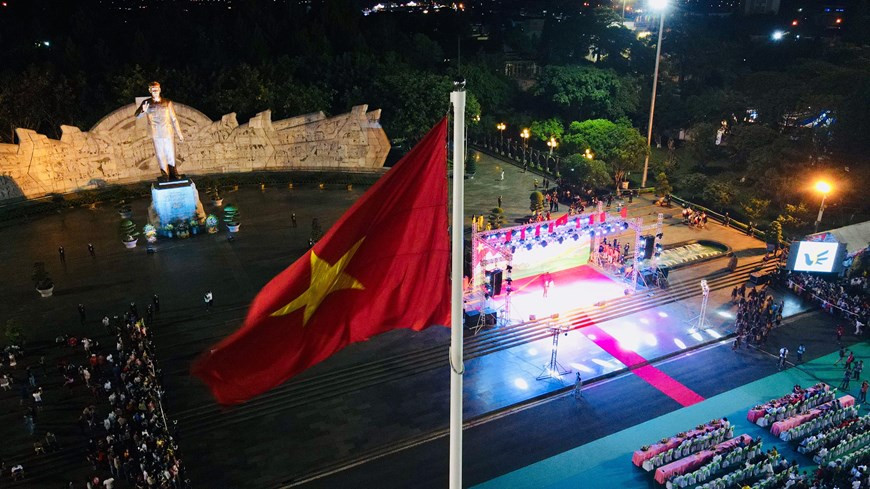 Dans le cadre du Marathon Tien Phong 2021, le programme artistique "Rêve des forêts et montagnes", organisé par le Service de la Culture, des Sports et du Tourisme de la province de Gia Lai en collaboration avec le journal Tien Phong, a eu lieu sur la place Dai Doan Ket (Grande Solidarité), ville de Pleiku, province de Gia Lai (Hauts Plateaux du Centre). Le programme a réuni de nombreux artistes de la troupe d'art du gong du district de Dak Doa, ville de Pleiku, et du Théâtre de chant et de danse de Dam San. D’une durée de plus de 90 minutes, le spectacle a promu les caractéristiques culturelles de la province de Gia Lai. Photo: VietnamPlus