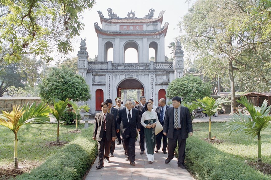 Le Président de la Chambre des Représentants du Maroc, Abdelwahed Radi, visite le Temple de la Littérature à Hanoï, lors de sa visite officielle au Vietnam (du 3 au 7 mars 2003). Photo : Tung Lam – VNA