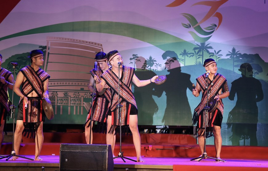 Le Xuan Son, rédacteur en chef du journal Tien Phong, co-responsable du comité d'organisation, a partagé : « Le Marathon de Tien Phong 2021 est avant tout un événement sportif. Mais nous voulons que le tournoi ne s'arrête pas à ce sens, mais qu'il aille au-dessus et aide la localité hôte à promouvoir son image dans tous les domaines comme politique, économie... Cette année, nous choisissons le thème "Rêve des forêts et montagnes" pour promouvoir la protection de l’environnement. Ces dernières années, la superficie forestière du Vietnam a été réduite. Cependant, avec les efforts du Parti, de l'État, des autorités et du peuple, nous avons progressivement restauré des forêts, mais nous devons redoubler d'efforts pour atteindre les objectifs fixés dans chaque localité." Photo: VietnamPlus