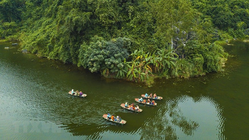Le complexe paysager de Trang An couvre une superficie de plus de 2 000 hectares. Il est surnommé la baie d'Ha Long sur terre grâce à ses divers grottes calcaires qui attirent toujours les touristes dans la province de Ninh Binh. (Photo: VNA)