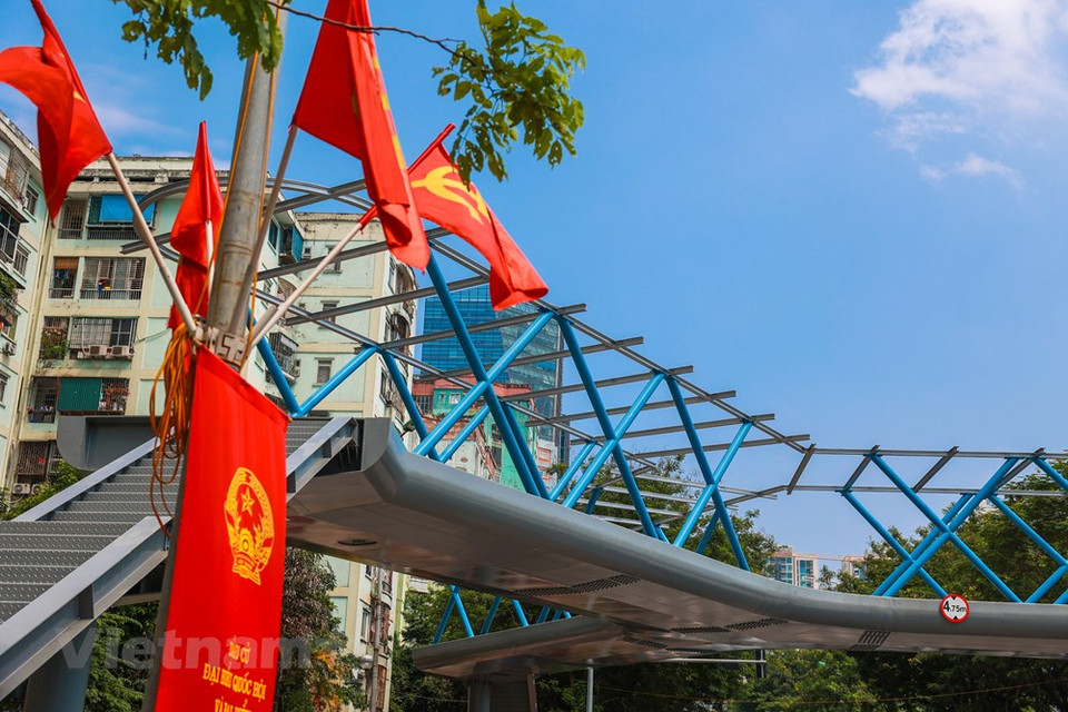 Selon le Bureau de la culture et de l'information (Comité populaire de l’arrondissement de Thanh Xuan), il s'agit de l'un des projets de l’arrondissement pour saluer les élections législatives de 2021 et célébrer le 25e anniversaire de la création de cet arrondissement (1996 - 2021). Nguyen Van Thanh, habitant de l’arrondissement de Thanh Xuan, a déclaré : « J'espère que le viaduc sera bientôt mis en service. Parce que je dois me déplacer deux fois par jour le matin et l'après-midi depuis ma maison dans la rue Nguyen Thi Thap à la zone à côté du parc Thanh Xuan pour travailler. Je vois que ce pont piéton est conçu avec un design moderne, les escaliers sont pratiques pour les personnes âgées”. En forme de Y, ce passage supérieur pour piétons peut être considéré comme un ouvrage emblématique de l’arrondissement de Thanh Xuan. Photo: VietnamPlus