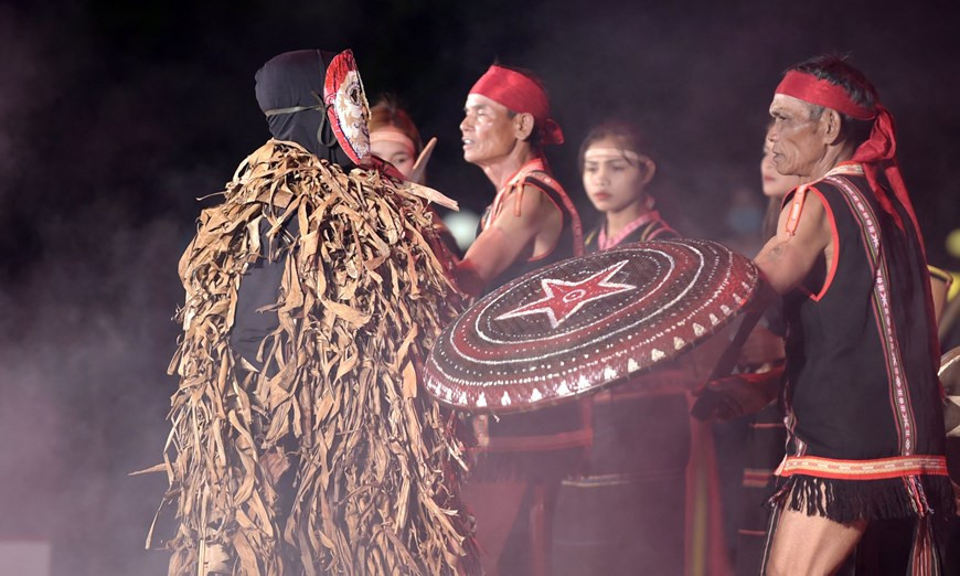 Le 62e Marathon Tien Phong et les activités dans ce cadre ont eu lieu du 26 au 28 mars dans la ville de Pleiku, province de Gia Lai. Il a été organisé par le Comité populaire de la province de Gia Lai, le journal Tien Phong et la Fédération vietnamienne de l’athlétisme. Avec différentes épreuves, il a réuni des sportifs professionnels mais aussi des amateurs. Il visait à promouvoir le développement de l’athlétisme et de l’entraînement physique. Le matin du 28 mars, près de 5.000 athlètes professionnels et amateurs ont participé aux différentes distances de la course. La valeur totale des prix était de près de 500 millions de dongs en espèces ainsi que des prix en nature dont la valeur est allée jusqu'à des milliards de dongs. Photo: VietnamPlus