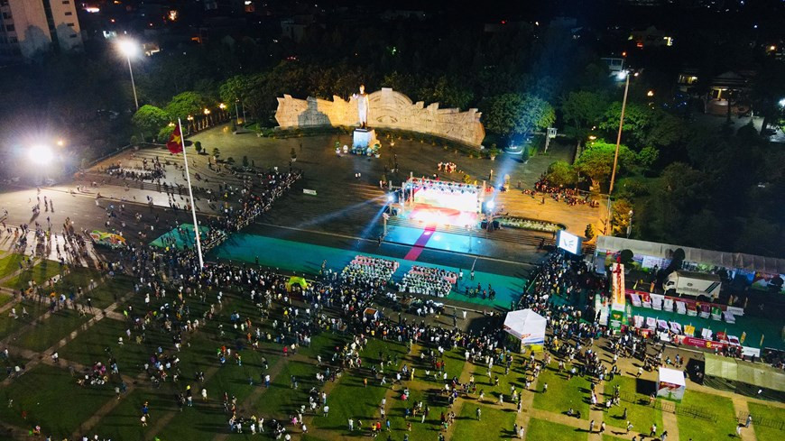 Gâtée par la nature, la ville de Pleiku constitue une terre fertile où l’effervescence de la localité s’harmonise à la quiétude des grandes forêts cachées sous les roches calcaires. C’est pourquoi elle est surnommée la "ville montagneuse". Non seulement dotée d’une nature extraordinaire, avec notamment le lac T’nung, le volcan Chu Dang Ya et la Réserve naturelle de Kon Chu Rang, la ville de Pleiku, chef-lieu de la province de Gia Lai, possède également une riche culture. Il s’agit entre autres des us et coutumes des minorités ethniques présentés au travers d’activités de la vie quotidienne et autres rituels qui sauront séduire quiconque s’y rendant. Photo: VietnamPlus