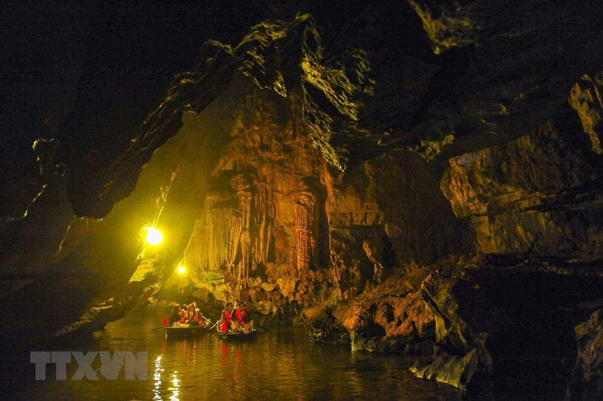 L'excursion en bateau est le meilleur moyen pour les touristes de s'immerger dans la beauté majestueuse des karsts calcaires, des grottes rocheuses et de la rivière cristalline. (Photo: VNA)
