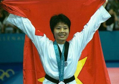 La taekwondoka Tran Hieu Ngan remporte la première médaille d'argent olympique pour le Vietnam aux Jeux olympiques de Sydney en 2000. Photo : VNA