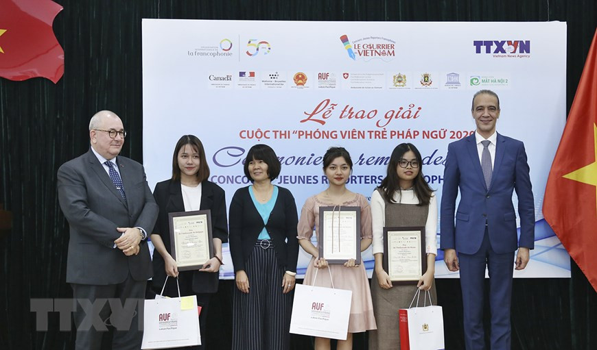 L’Ambassadeur du Maroc Jamale Chouaibi (1er à droit) remet le « Prix de l’Ambassade du Maroc » du concours « Jeunes reporters francophones 2020 », co-organisé par Le Courrier du Vietnam, relevant de l’Agence vietnamienne d’Information et l’Organisation internationale de la Francophonie, le 13 novembre 2020, à Hanoï. Photo : Truong Tran – VNA