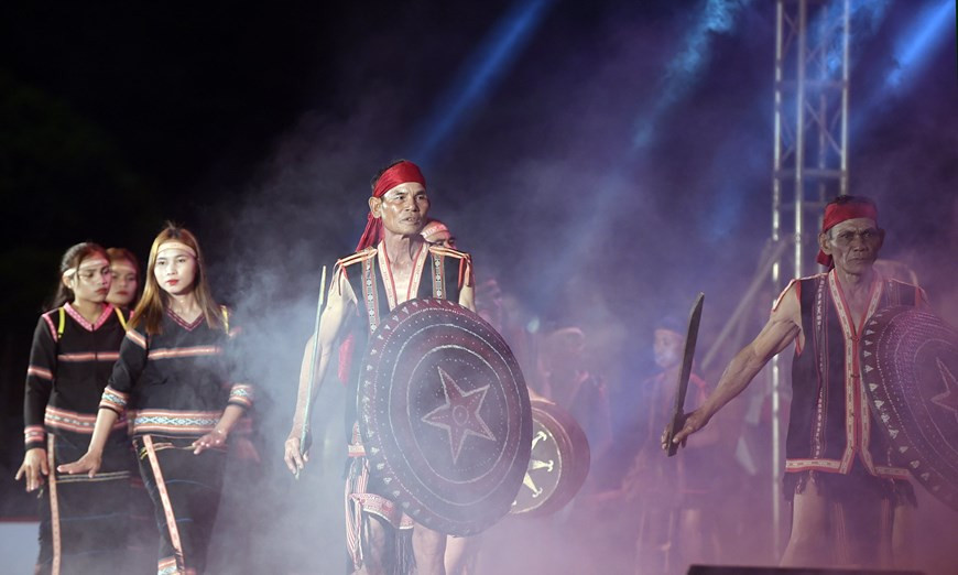 Le Marathon Tien Phong 2021 dans la ville de Pleiku était une opportunité de promouvoir le tourisme local, de présenter l'histoire et la culture de la province de Gia Lai à un grand nombre de sportifs et touristes. Gia Lai est une province et sûre, avec d'innombrables choses à découvrir et à partager, dont une nature intacte et une histoire riche. Cette province du Tay Nguyen (Hauts Plateaux du Centre) tire sa réputation notamment de ses forêts primitives et de ses fermes de caoutchouc à perte de vue. Difficile de ne pas s’émerveiller face à la profusion de plantations de caféiers et de théiers. Photo: VietnamPlus