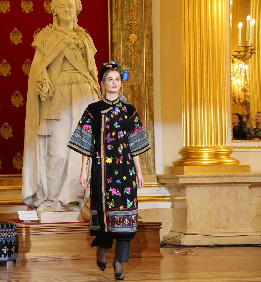 Démonstration de l'"ao dai" vietnamien au musée Tsarytsino à Moscou. Photo : Vera Mazhirina/VNA
