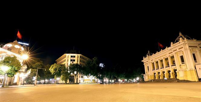 La place de la Révolution d'Août, très calme dans une nuit d'automne de Hanoï. Photo : VNA