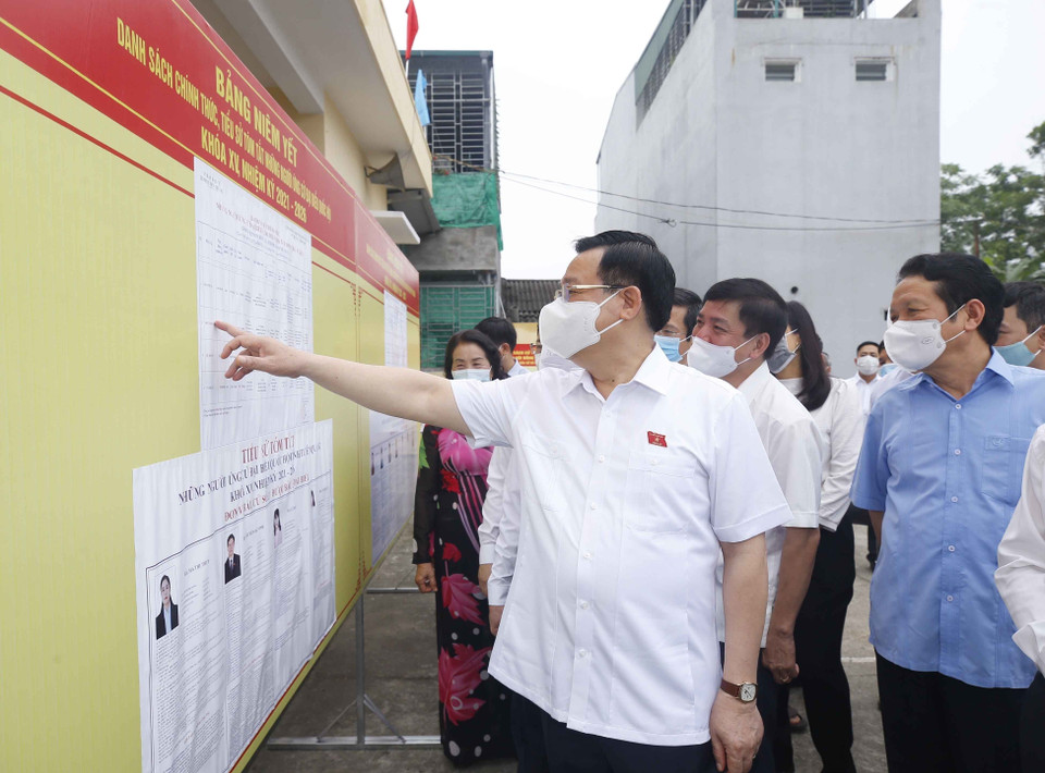 Le président de l'Assemblée nationale Vuong Dinh Hue inspecte les préparatifs des élections dans une circonscription de la ville de Tuyen Quang. Photo : VNA
