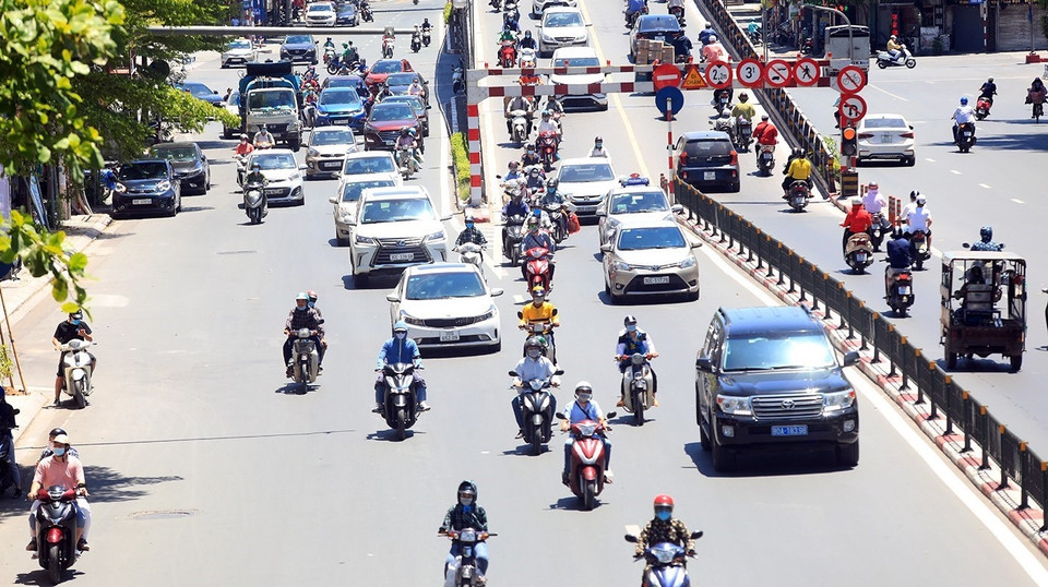 Le soleil brûlant peut provoquer une déshydratation, un épuisement, un coup de chaleur à l'homme lorsqu'il est exposé à la température élevée pendant une longue période. Photo : VNA
