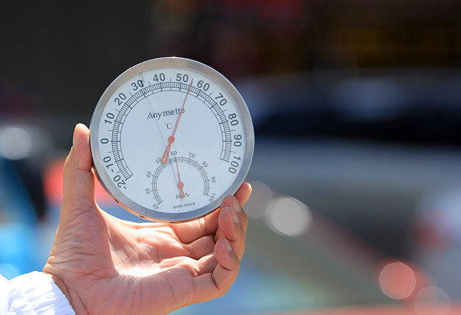 À midi, sur la surface de la route, la température s’élève à 55 degrés Celsius. Photo : VNA