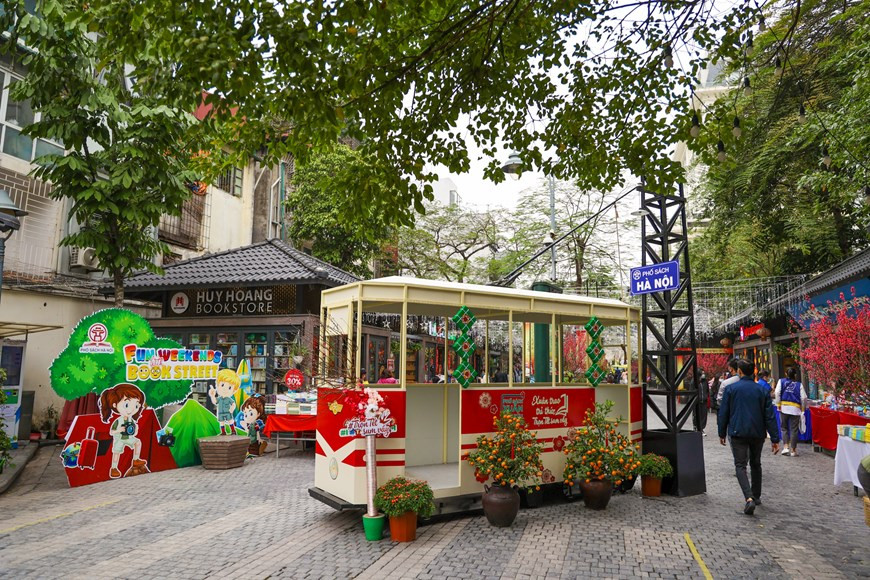 Les organisateurs ont mis en place des scènes de Hanoï d’autrefois, notamment le tramway Bo Ho, pour que les gens puissent prendre des photos souvenirs. La rue de livres, mesurant 200 m de long, est établie sur le fondement du Marché 19 décembre, plus connu sous le nom de Âm Phu (marché de l’Enfer), - un lieu historique de la capitale. Au milieu de la rue, il y a un espace équipé de plantes vertes et de bancs permettant aux visiteurs de se reposer, de discuter et de feuilleter les ouvrages qu’ils viennent d’acheter. C’est là aussi où sont organisés des échanges avec des auteurs, ainsi que divers programmes culturels et artistiques. Photo : Minh Son/Vietnam+