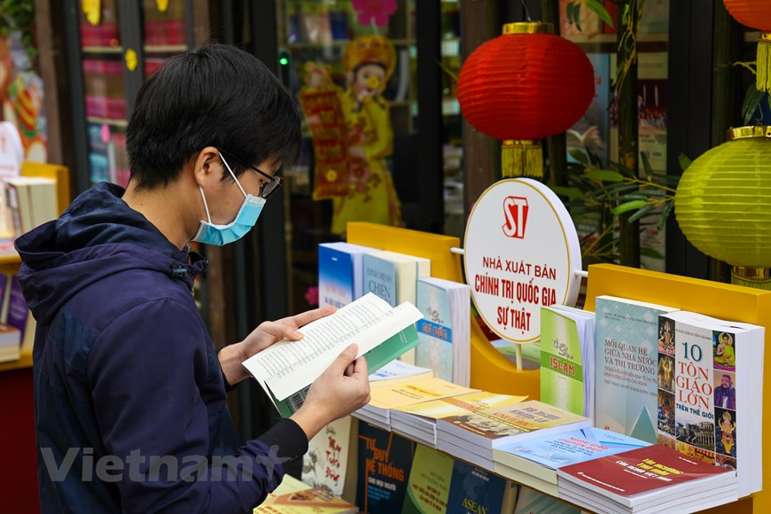 "C’est un lieu intéressant où l’on peut trouver beaucoup de livres mais aussi échanger avec des personnes qui ont la même passion pour les livres", a confié un étudiant en venant dans cette rue de livres de Hanoi. La rue de livres est la première du genre de la capitale, qui sert également d’un espace culturel et de divertissement pour les Hanoïens. D’après des experts, la capitale compte déjà plusieurs lieux baptisés "rue des livres", dont les rues Nguyên Xi ou Dinh Lê. Mais ce sont uniquement des points de vente et il n’y a pas ou peu d’espaces de lecture. Il n’y a pas non plus de rencontres entre lecteurs, auteurs et éditeurs. Photo : Minh Son/Vietnam+
