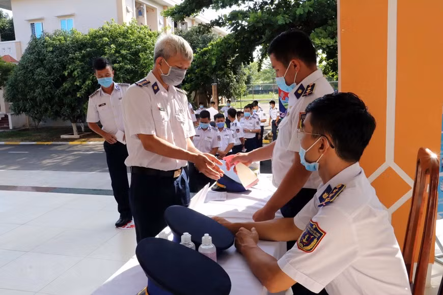 Désinfection pour assurer la sécurité avant une circonscription de Garde-côte de la zone 3. Photo : VNA 