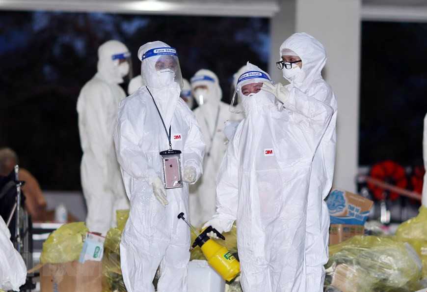 Un moment de repos après des heures de travail acharnées de médecins à l'Hôpital de campagne No3 dans la ville de Thu Duc à Ho Chi Minh-Ville. Photo: VNA