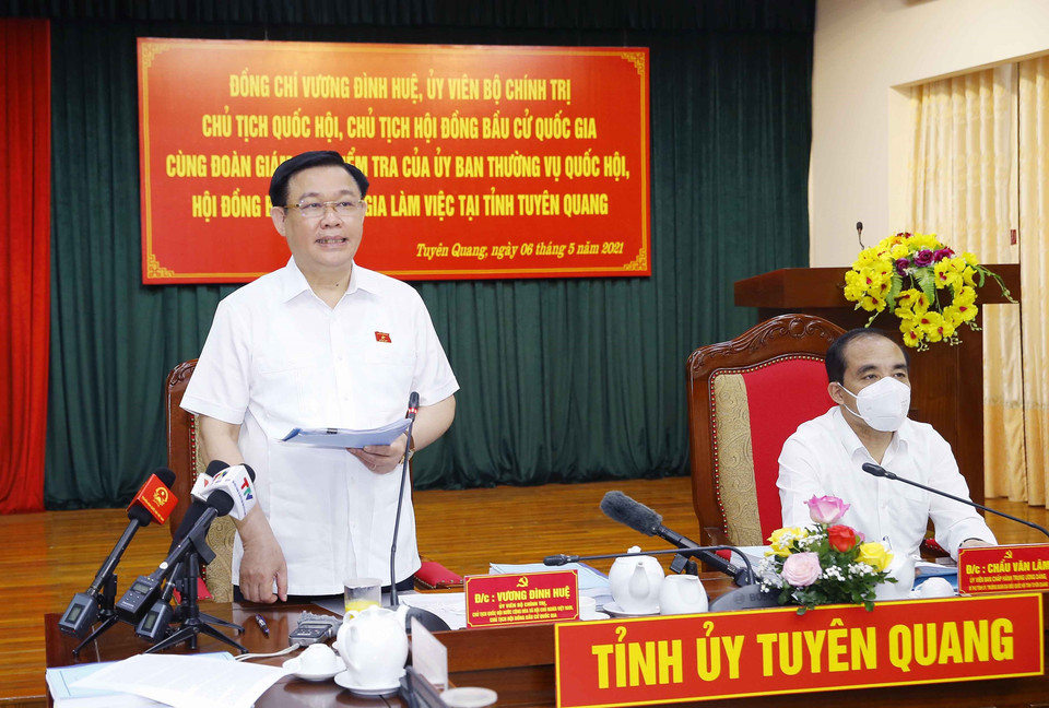 Le président de l'Assemblée nationale Vuong Dinh Hue lors de la séance de travail avec la Commission électorale de la province de Tuyen Quang. Photo: Doan Tan