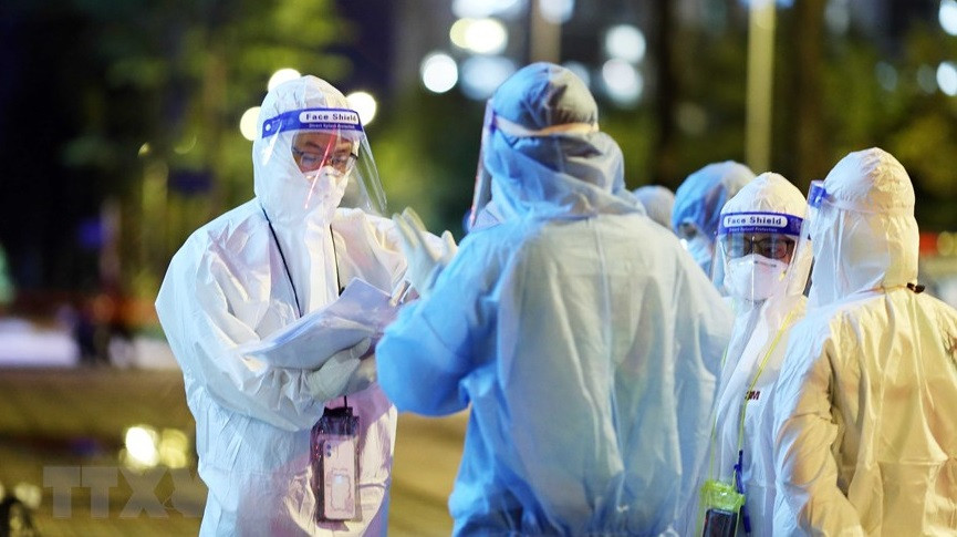 Des médecins de l'Hôpital de campagne No3 de la ville de Thu Duc reçoivent et traitent des patients toute la nuit. Photo: VNA