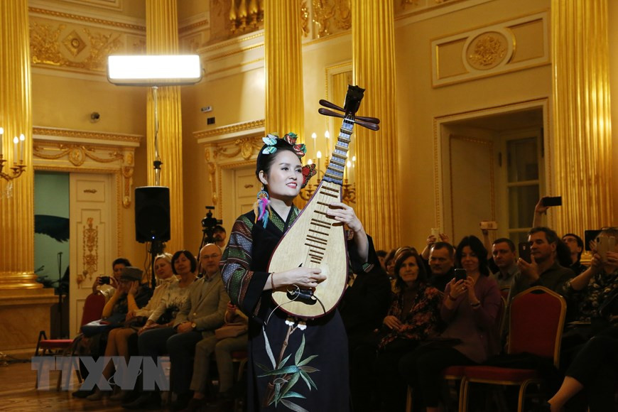 Démonstration de l'"ao dai" vietnamien au musée Tsarytsino à Moscou. Photo : Vera Mazhirina/VNA